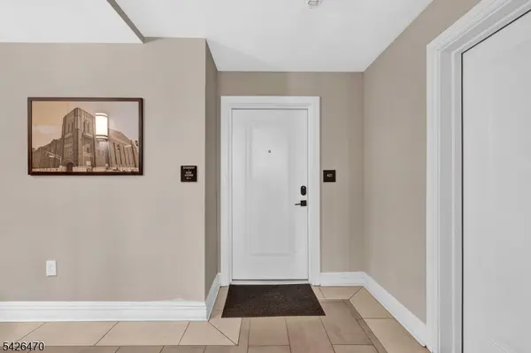 974 Summit Ave #401, Jersey City, NJ 07307