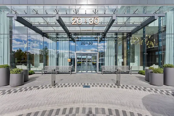 30 Inn On The Park DR #906, Toronto C13, ON M3C 0P7