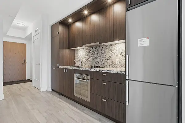 30 Inn On The Park DR #906, Toronto C13, ON M3C 0P7