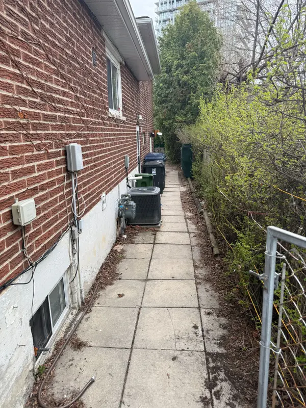 3 Lisburn CRES, Toronto C15, ON M2J 2Z5