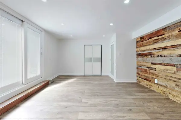 218 Harmony RD N, Oshawa, ON L1G 6L5