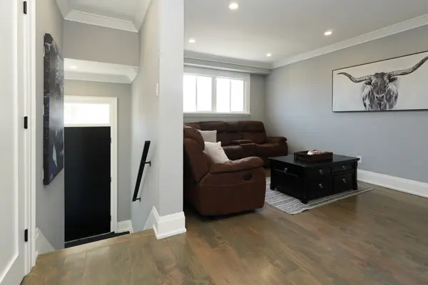 70 Courtleigh SQ, Brampton, ON L6Z 1J3