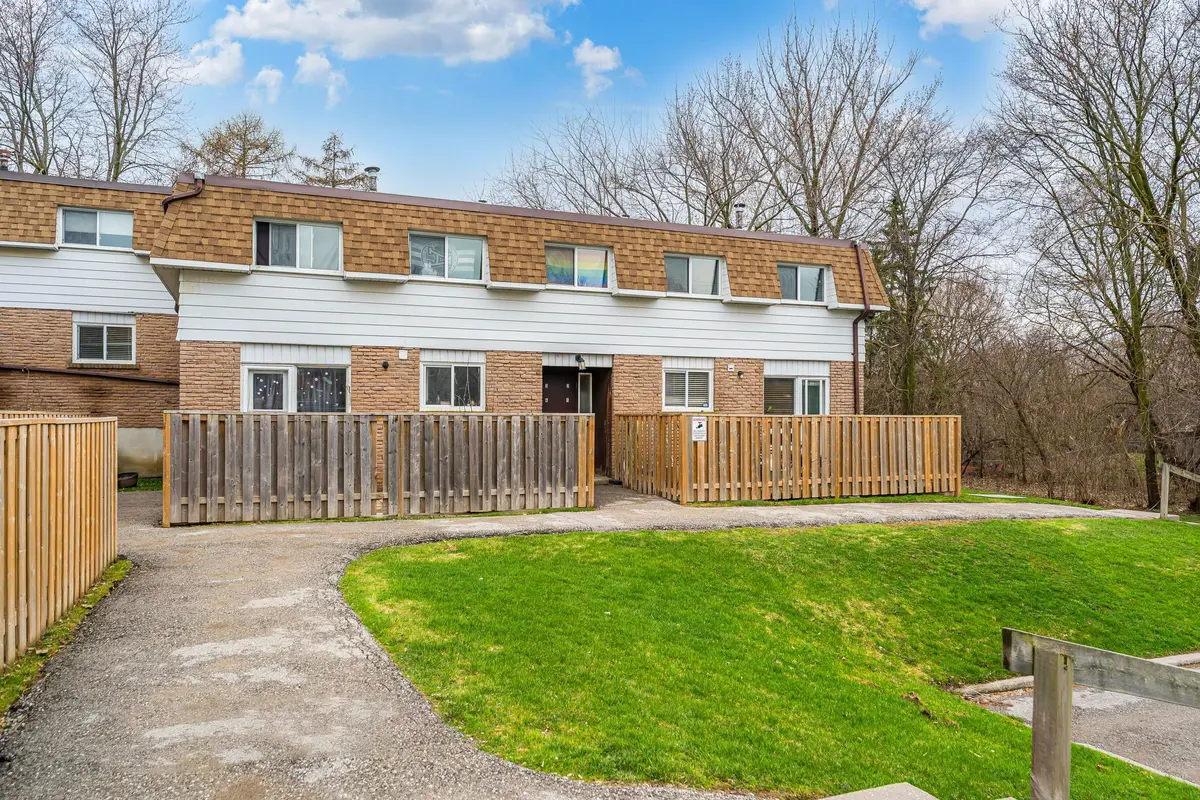 730 Cedar ST #3, Oshawa, ON L1H 4M6