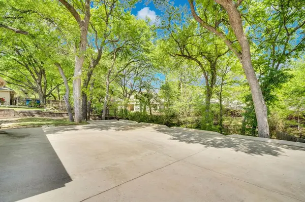 1105 Crestwood Court, Desoto, TX 75115