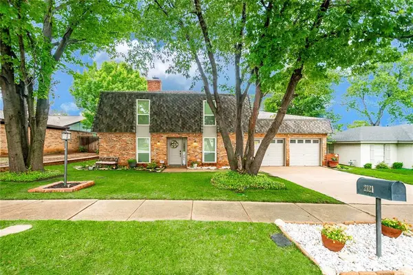 2121 Mountainview Drive, Hurst, TX 76054