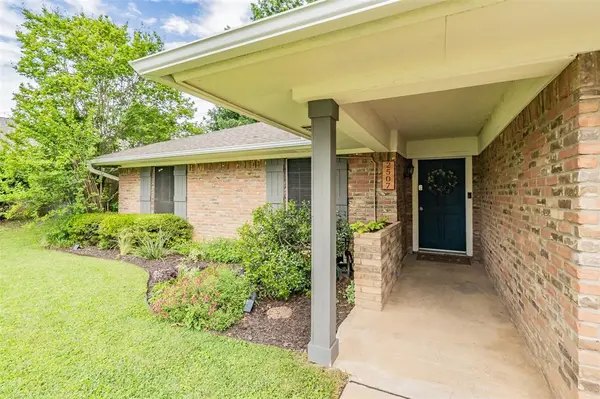 2507 Smouldering Wood Drive, Arlington, TX 76016