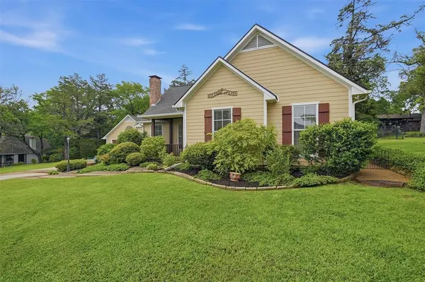 621 Kiowa Drive E, Lake Kiowa, TX 76240