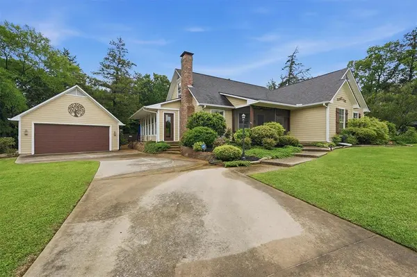 621 Kiowa Drive E, Lake Kiowa, TX 76240