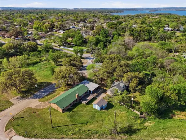 7020 Edgemere Place, Lake Worth, TX 76135