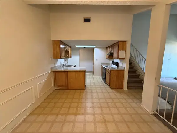 6011 Parkmeadow Drive, Arlington, TX 76018