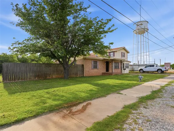 511 N Clay Street, Henrietta, TX 76365
