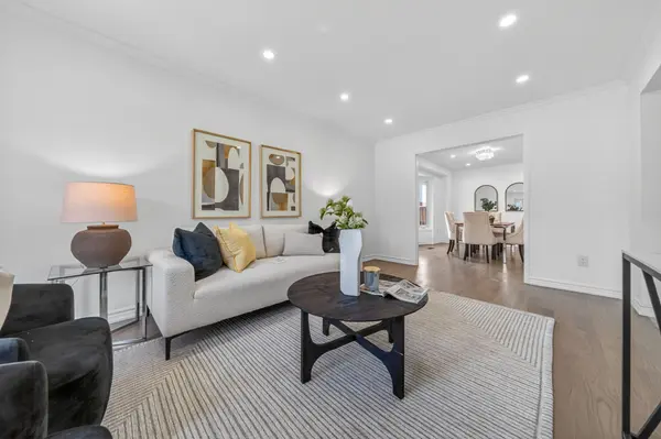 33 Winborne RD, Vaughan, ON L4J 2R8