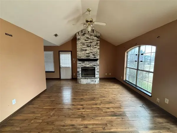 215 Los Angeles Drive, Glenn Heights, TX 75154