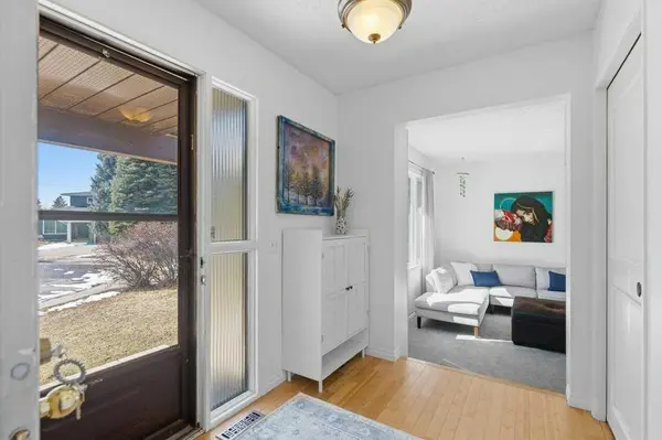 536 Woodhill PL SW, Calgary, AB T2W 3L5