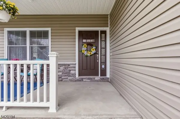 2 Bluffs Ct, Hamburg Boro, NJ 07419