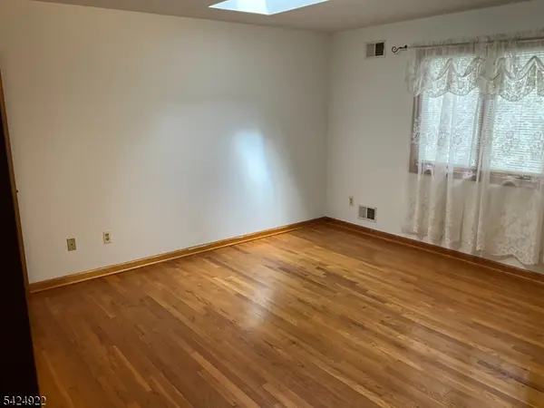 910 Orchard Ter, Linden City, NJ 07036