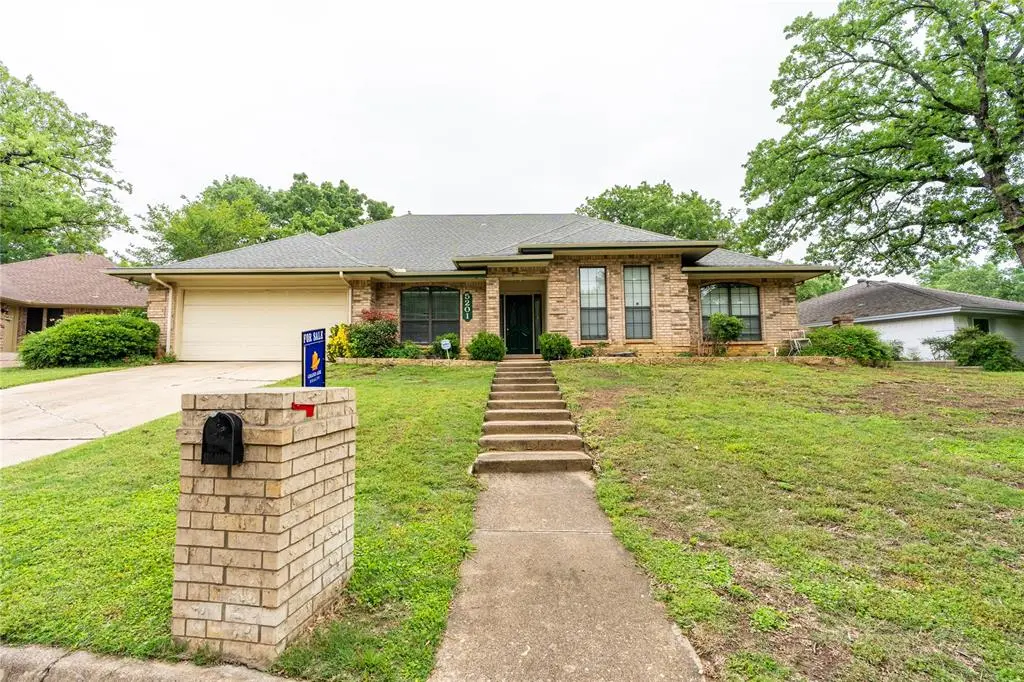 5201 Rustle Leaf Drive, Arlington, TX 76017