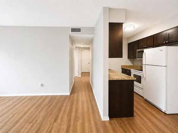 319 SE 3rd Street #104, Grand Prairie, TX 75051