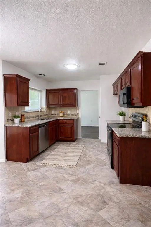 1929 Smokey Mountain Trail, Mesquite, TX 75149