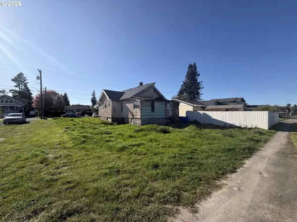 902 S 4TH AVE, Kelso, WA 98626