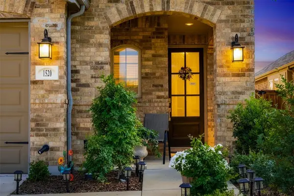 1520 Gelding Drive, Aubrey, TX 76227