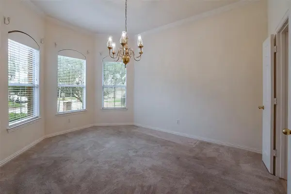 4734 Village Oak Drive, Arlington, TX 76017