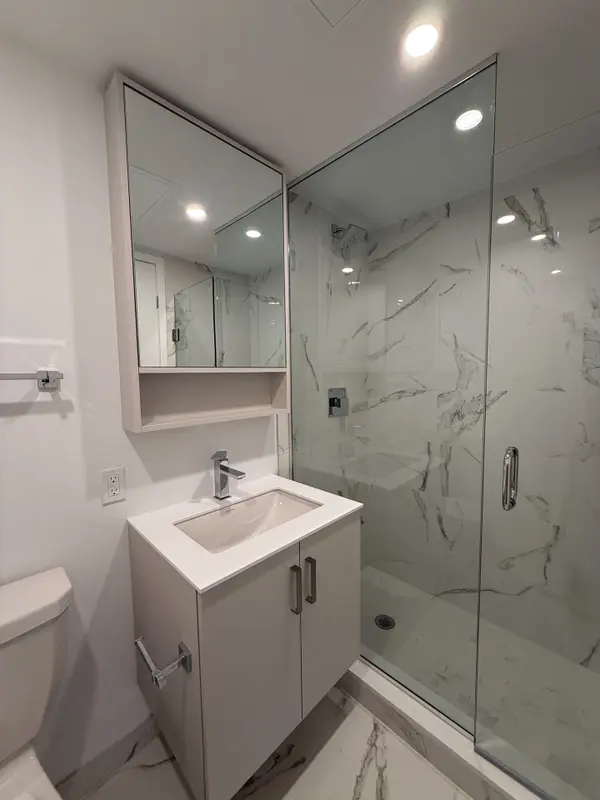 88 Queen ST #4009, Toronto C08, ON M5C 0B6