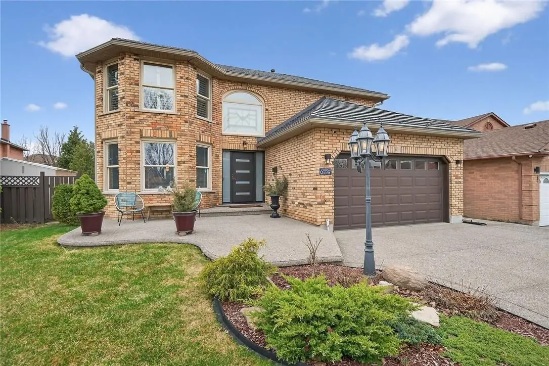 6 Regal DR, Hamilton, ON L8W 2P4