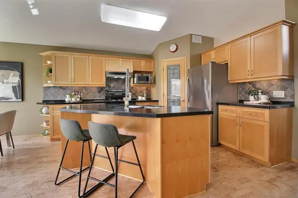 108 Brian Monkman Bay, Winnipeg, MB R3X 2G1