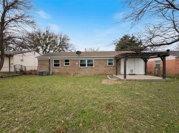 208 Summercrest Boulevard, Burleson, TX 76028