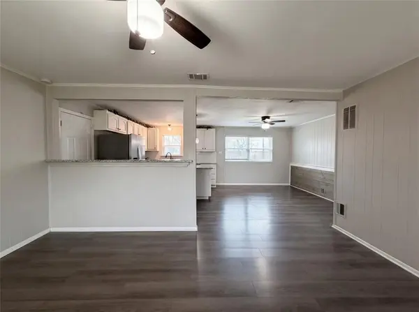 208 Summercrest Boulevard, Burleson, TX 76028