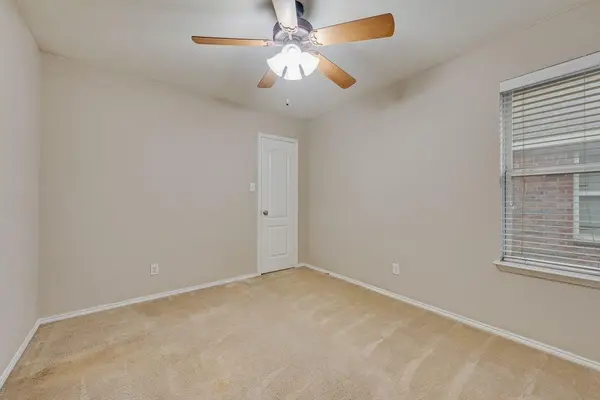 500 Crescent Creek Lane, Fort Worth, TX 76140