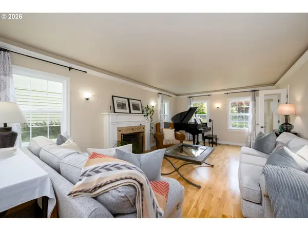 347 W RIVERSIDE DR, Roseburg, OR 97470