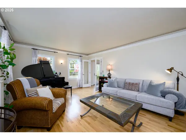 347 W RIVERSIDE DR, Roseburg, OR 97470