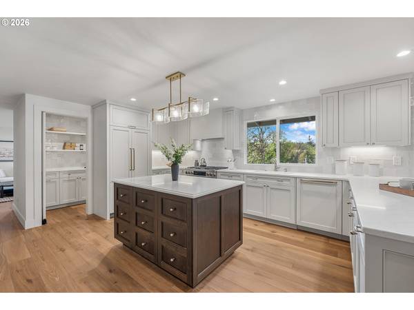 2157 WEMBLEY PL, Lake Oswego, OR 97034