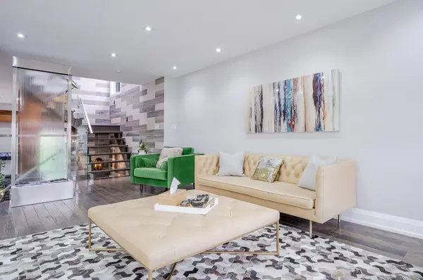 1A Roblin AVE, Toronto E03, ON M4C 3P7