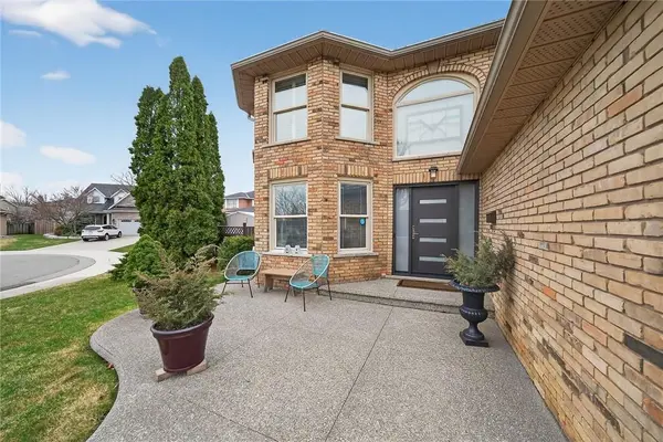 6 Regal DR, Hamilton, ON L8W 2P4