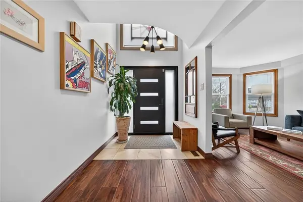 6 Regal DR, Hamilton, ON L8W 2P4