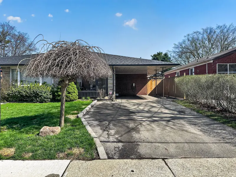 1166 Kingsholm DR, Mississauga, ON L4Y 2H2