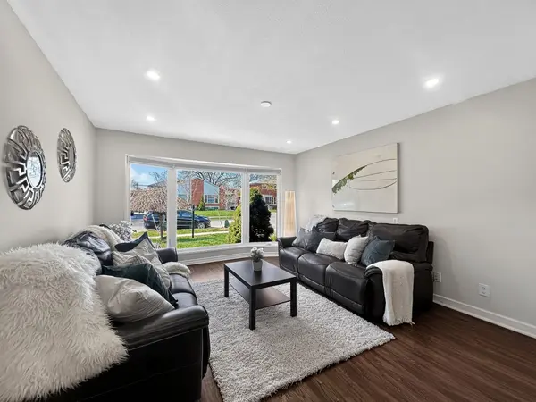 1166 Kingsholm DR, Mississauga, ON L4Y 2H2