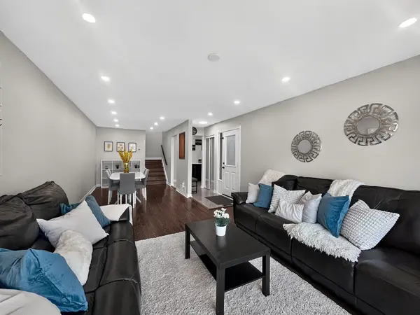 1166 Kingsholm DR, Mississauga, ON L4Y 2H2