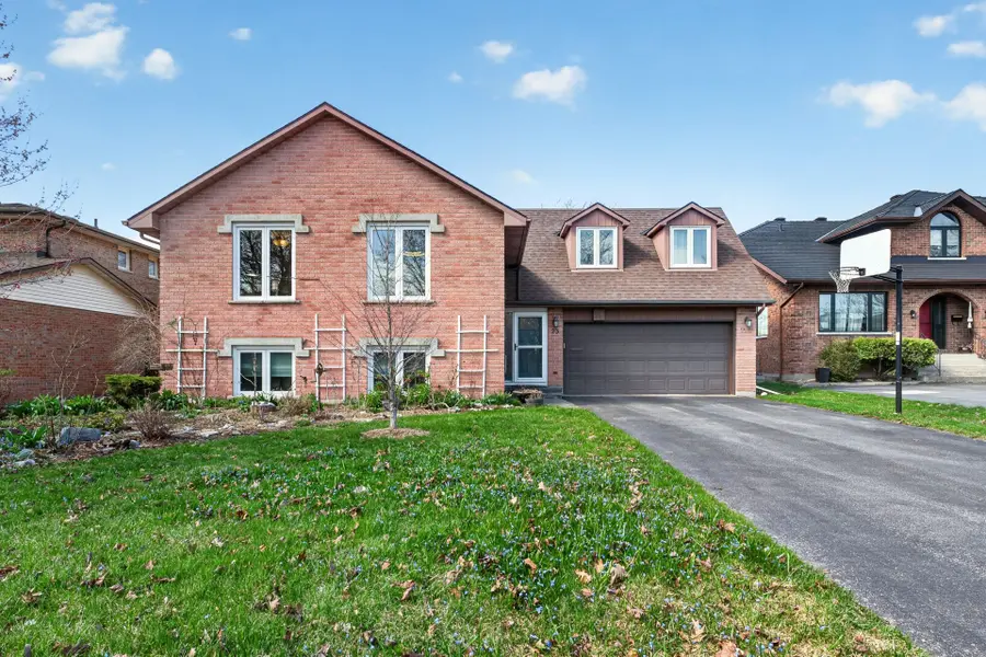 23 Old Oak RD, Kingston, ON K7M 7C3