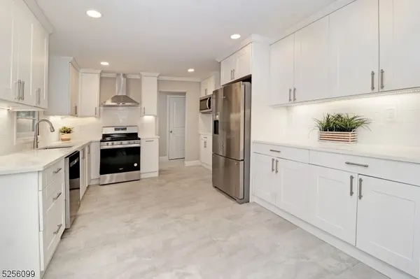 13 Hanover Rd, East Hanover Twp., NJ 07936