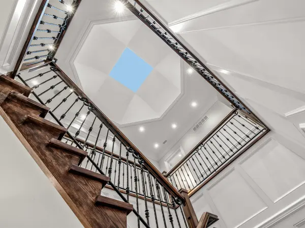 5 Lloydminster CRES, Toronto C14, ON M2M 2R9