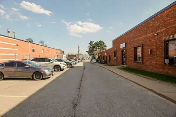 12 Heritage RD #8, Markham, ON L3P 1M4