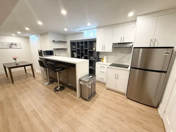 7 Charing CRES #Basement, Aurora, ON L4G 6P4