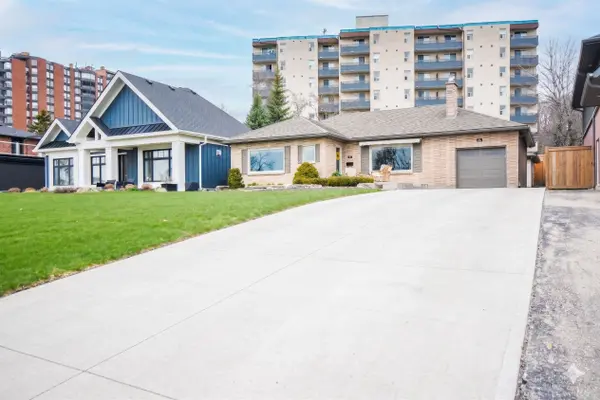 68 Kempenfelt DR, Barrie, ON L4M 1C1