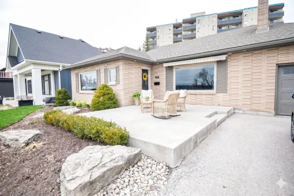 68 Kempenfelt DR, Barrie, ON L4M 1C1