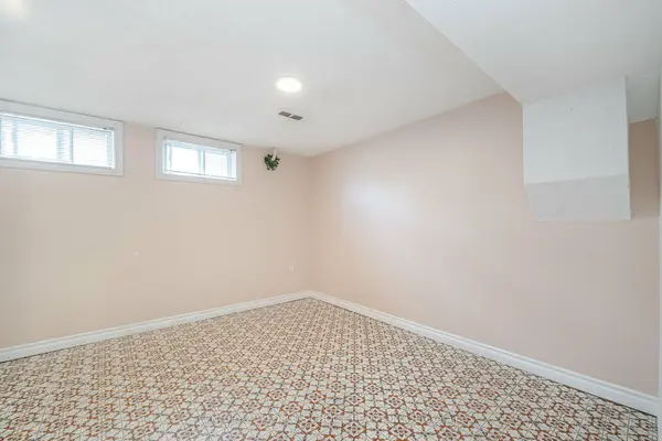 39 Waterbury DR, Toronto W09, ON M9R 3Y1