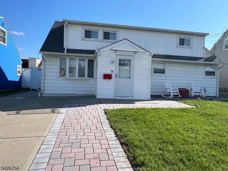 95 Hickory St, Carteret Boro, NJ 07008